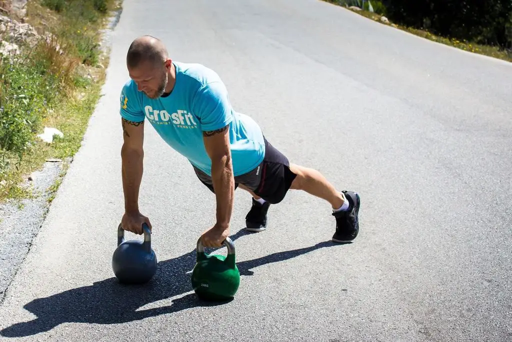 exercise renegade planks with your kettlebell