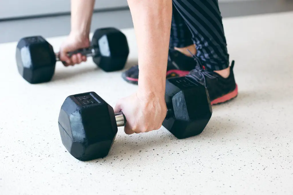 dumbbell-workout-for-beginners-002 lifting weights for beginners