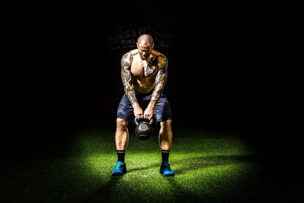 powerblock-kettleblock-handle-review_001 Man carries a large kettlebell