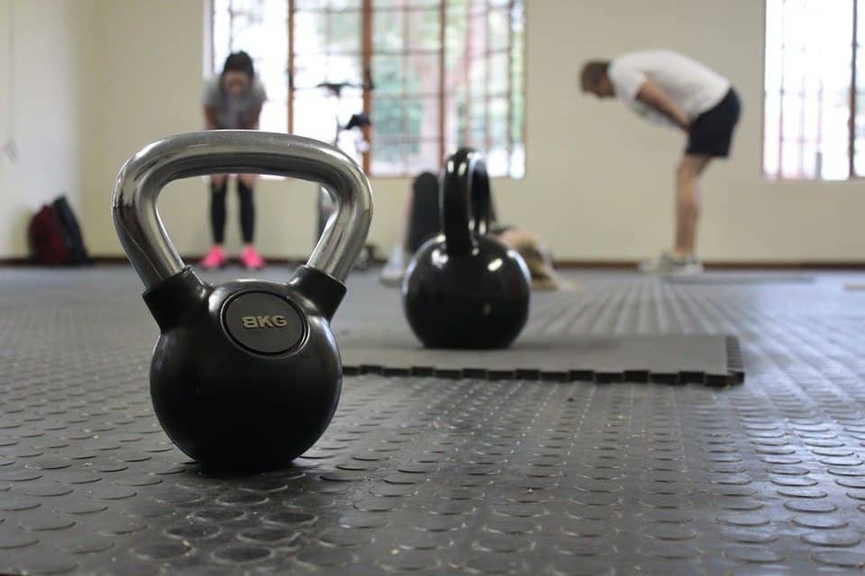do-kettlebell-swings-work-abs-002 People tired from kettebell training