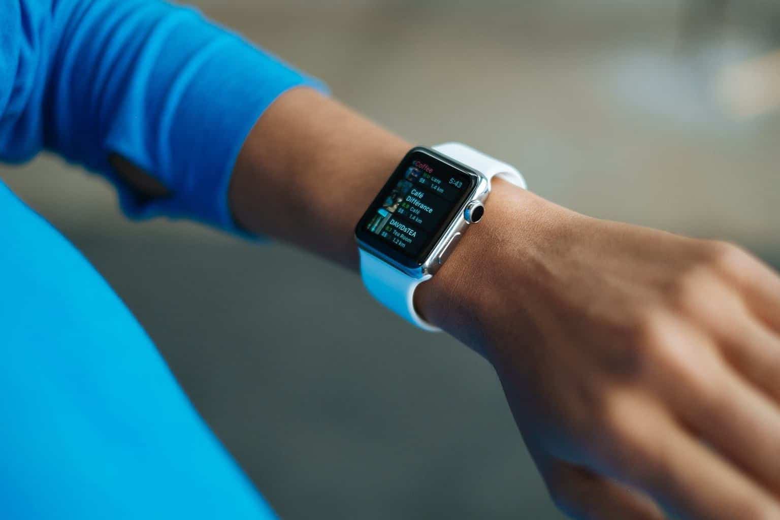 best-fitness-tracker-for-kettlebell-002 A person wearing a fitness tracker for kettlebell workout