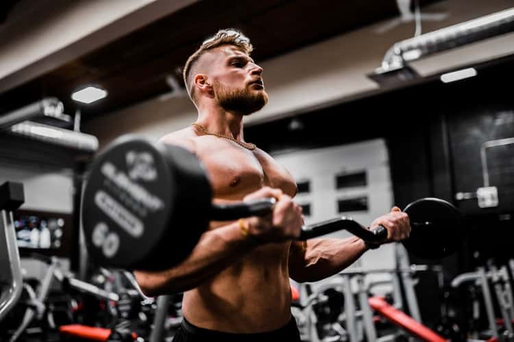 Man lifting weights to get ripped