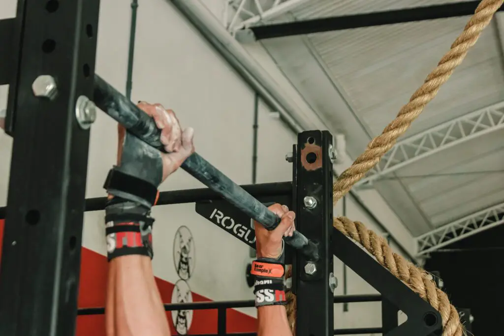 Man doing pull ups with dumbbells